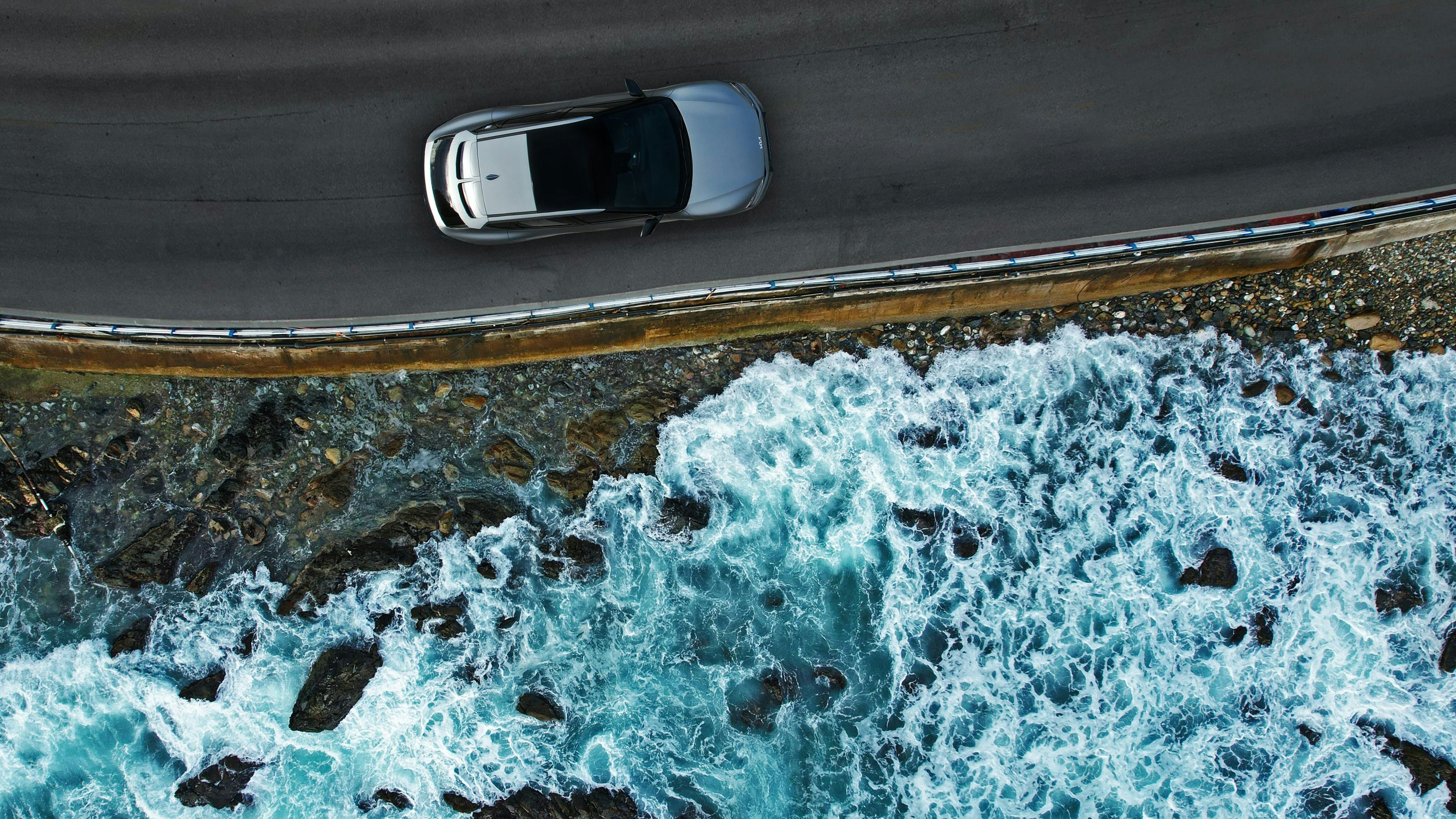 Въздушен изглед на кола, която се движи по морето 