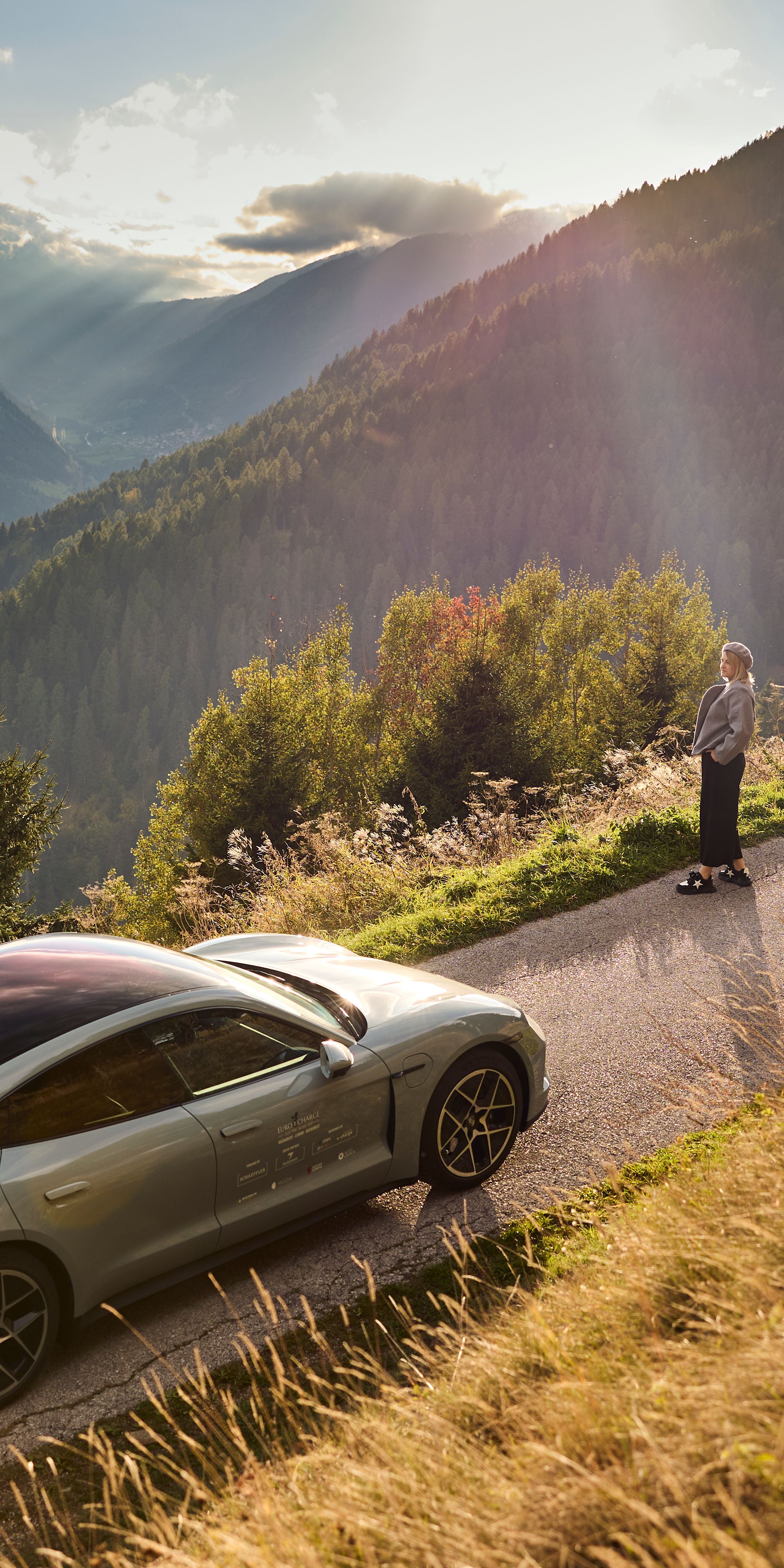 Кола, която кара нагоре по планина по пътя