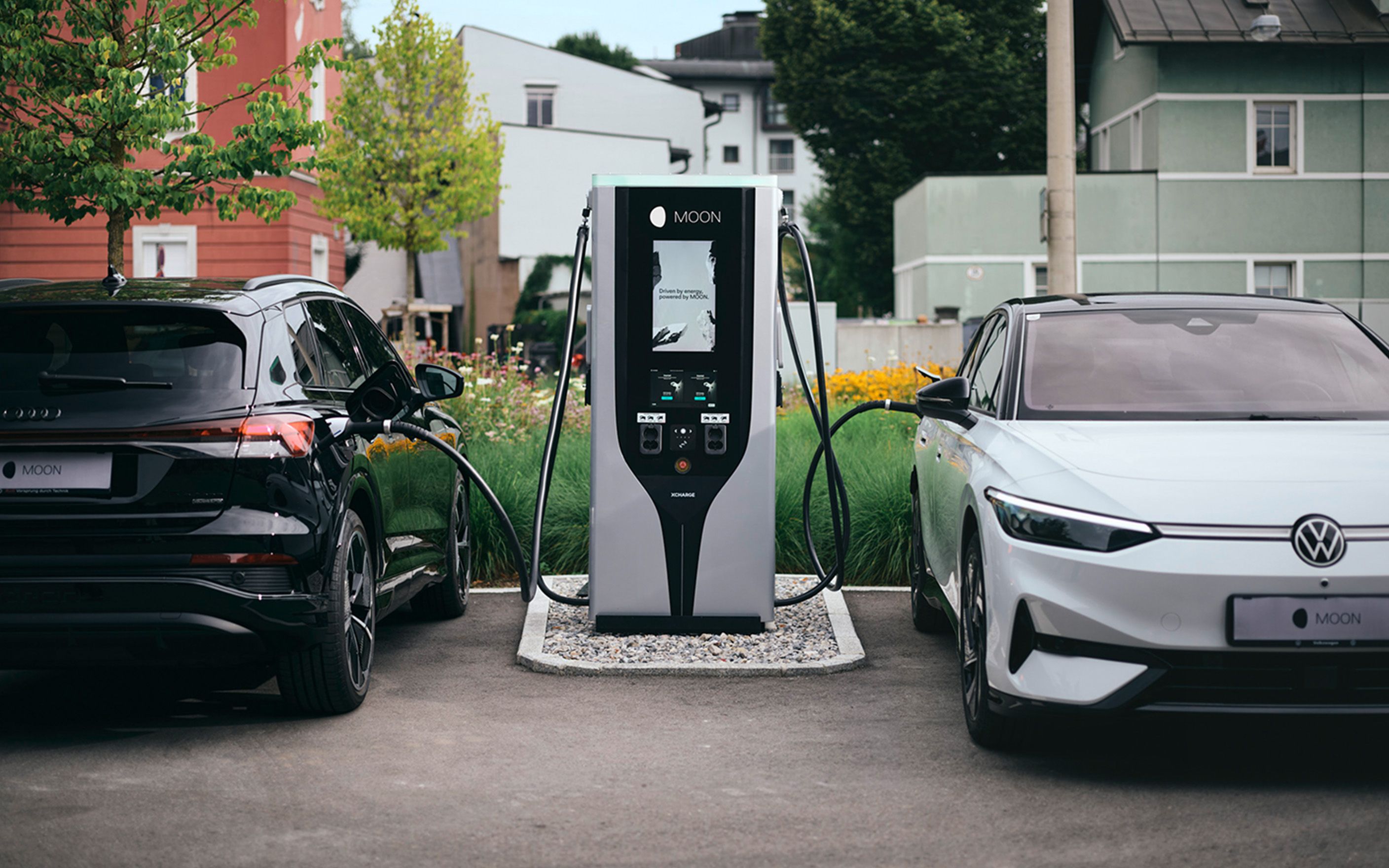 Включена зарядна станция между два автомобила