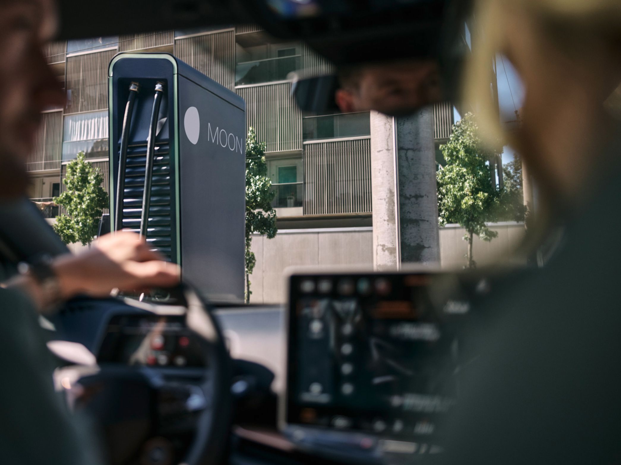 Двама човека седят в автомобил