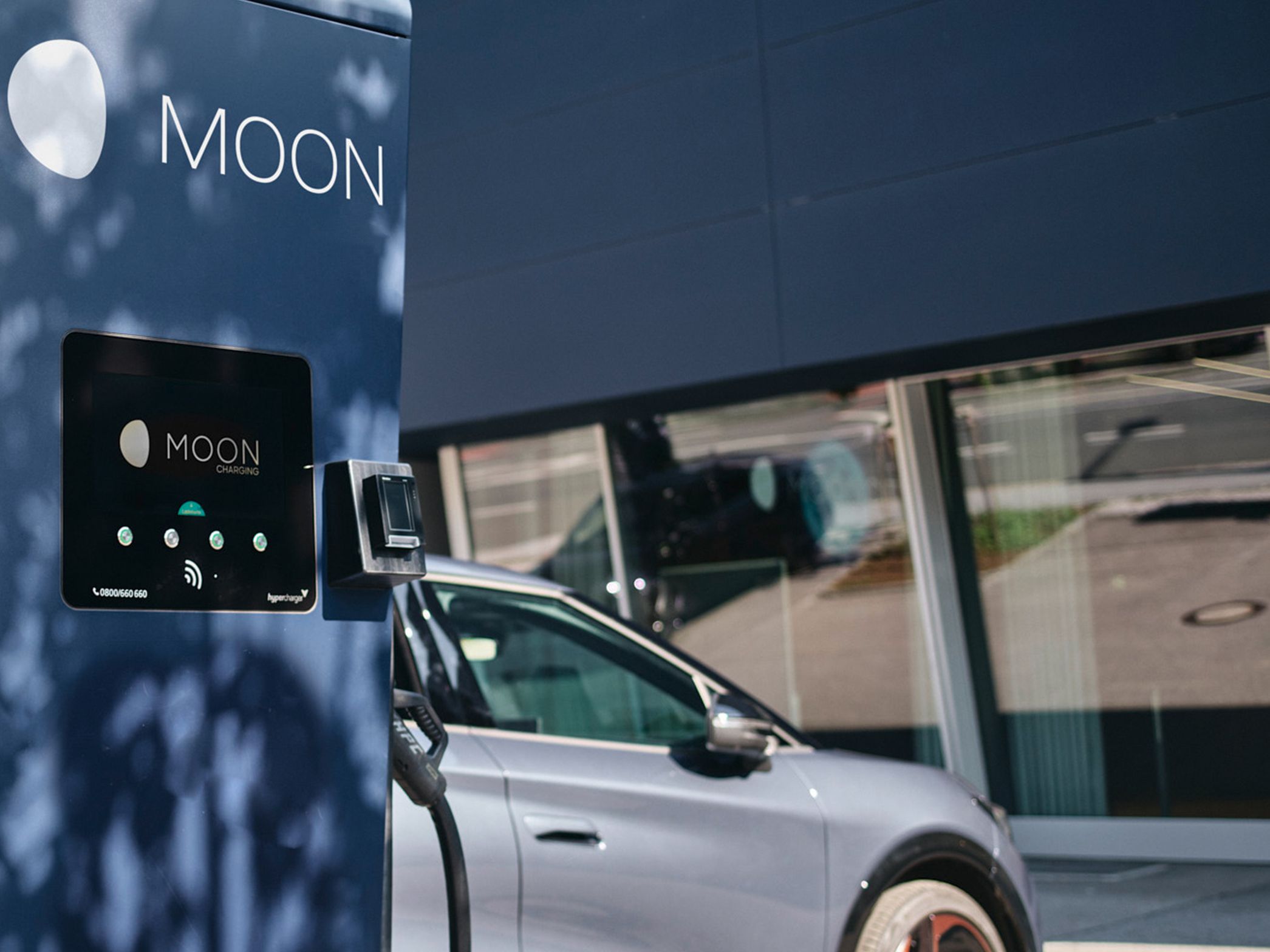 Зарядна станция с дисплей пред автомобил