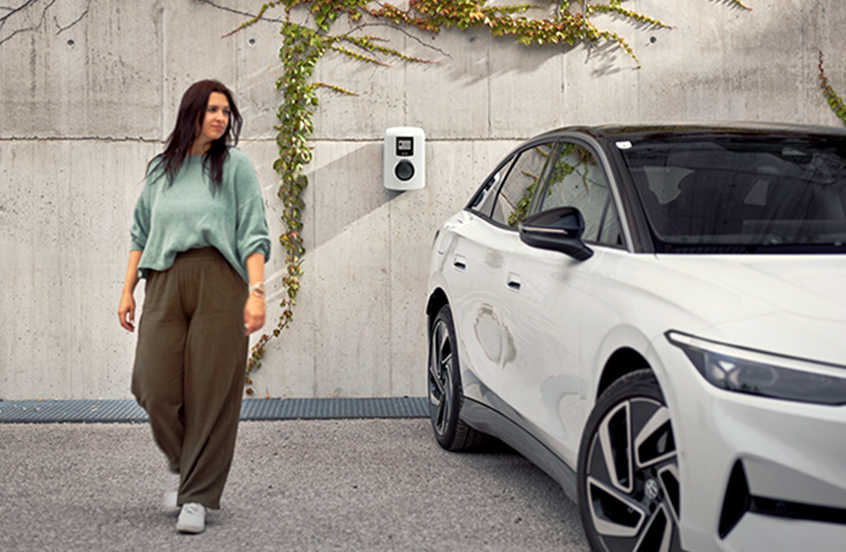 Жена до електрически автомобил