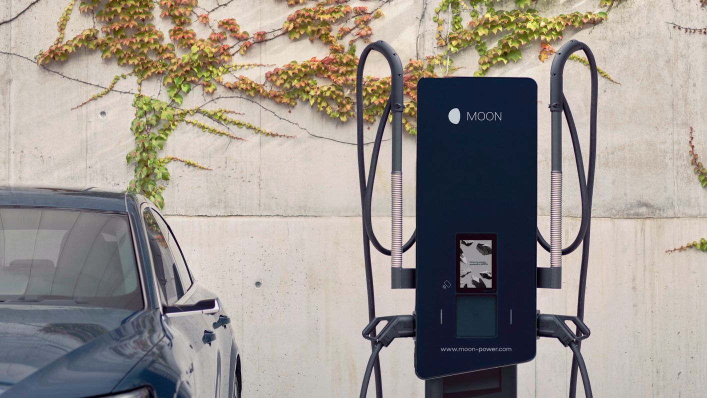 Колата е паркирана до зарядна станция