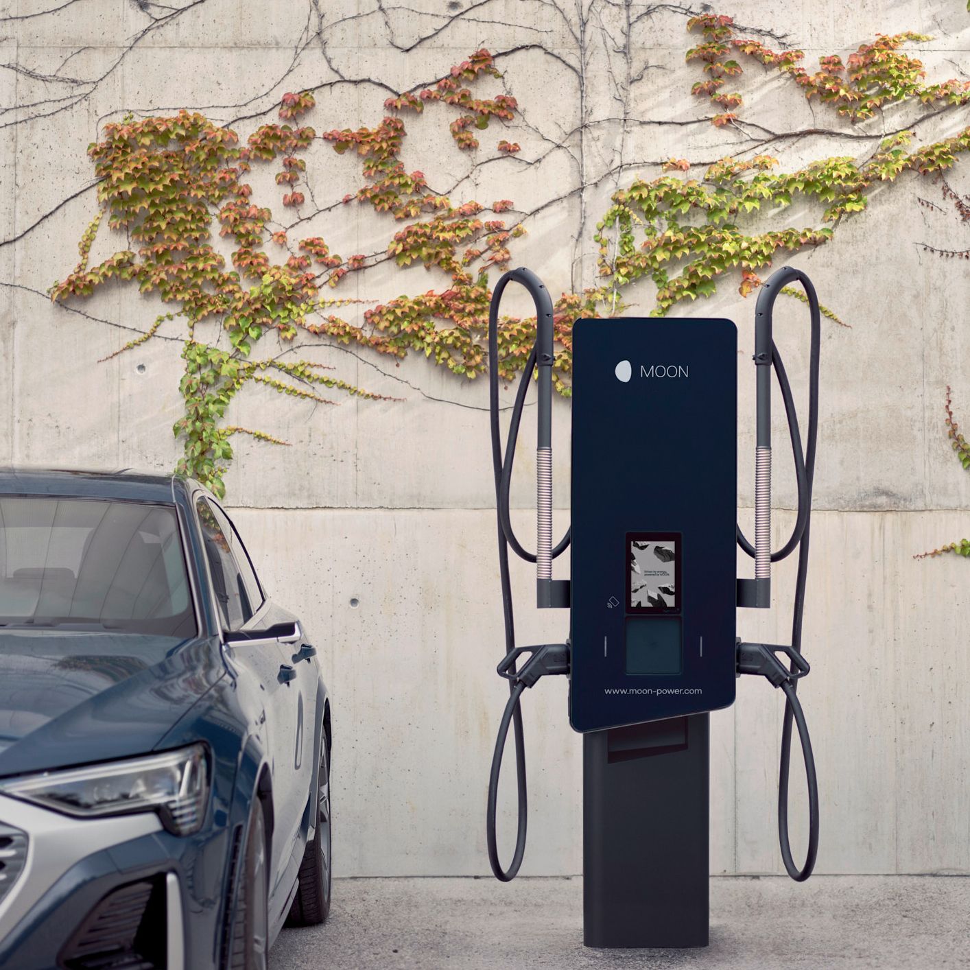 Колата е паркирана до зарядна станция