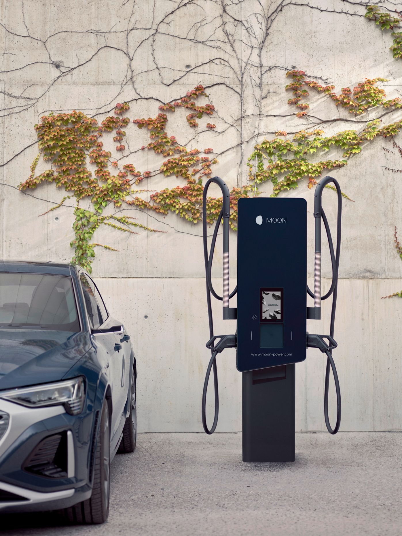 Колата е паркирана до зарядна станция