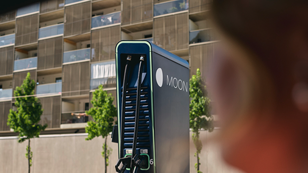 Зарядна станция пред улица