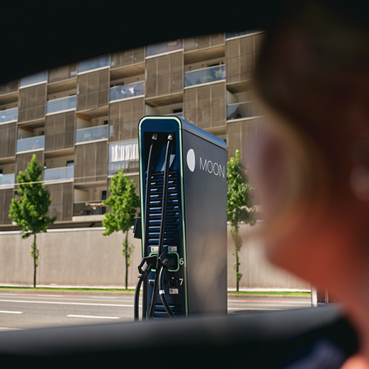 Зарядна станция пред улица