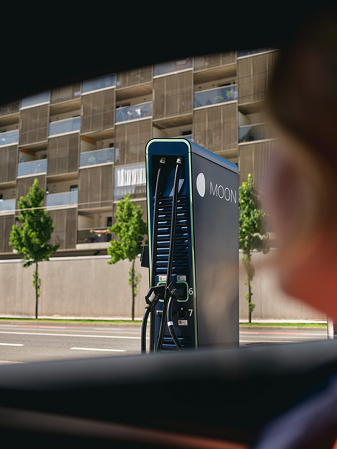 Зарядна станция пред улица