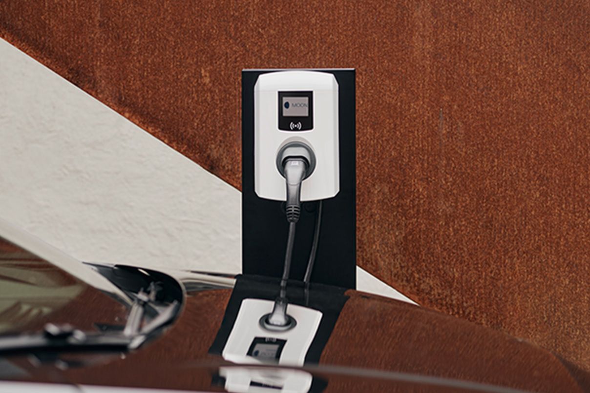 Wallbox зад автомобил