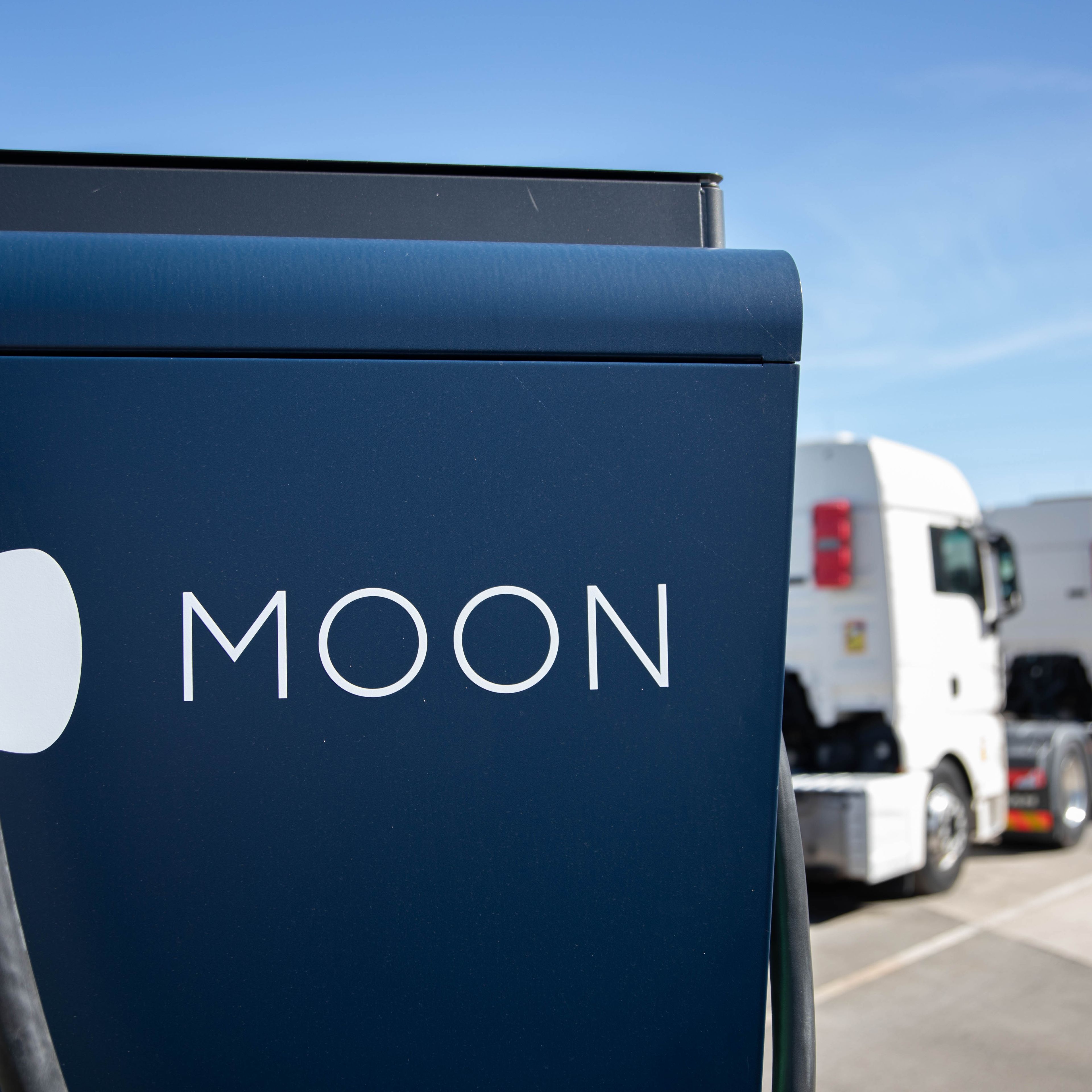 Два камиона са паркирани на заден фон до бърза зарядна станция HYC 200-400