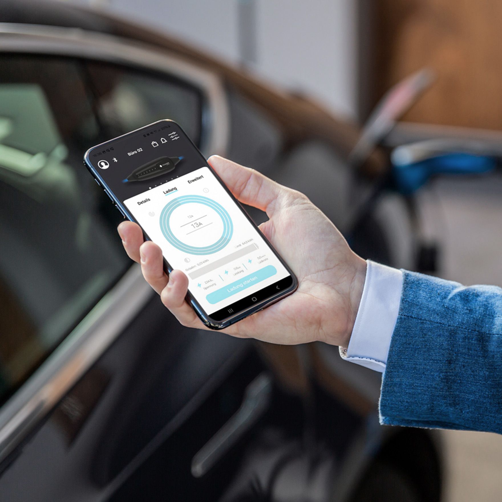 Човек, държащ мобилен телефон с включен дисплей