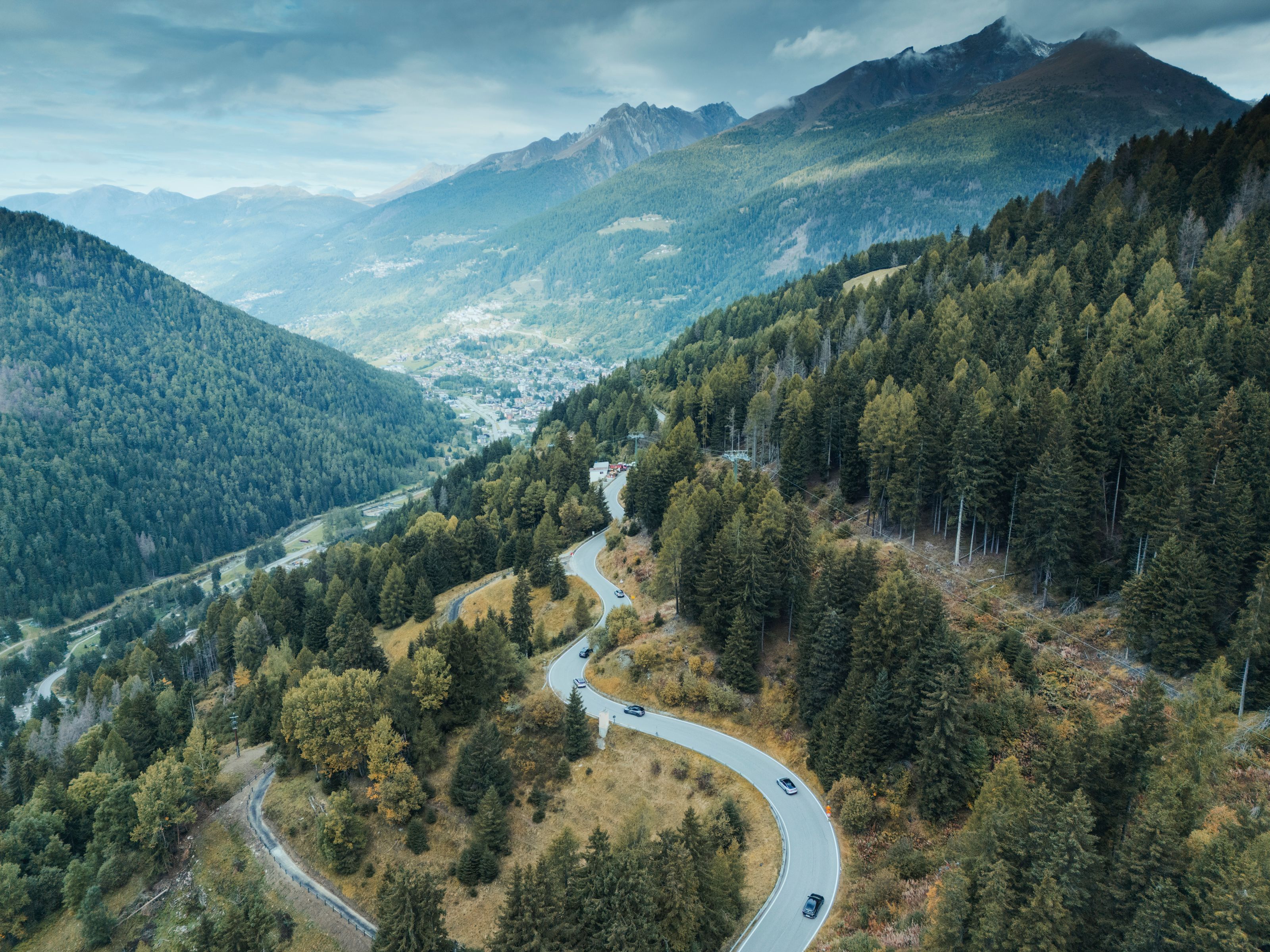 Криволичещ път с коли на планина