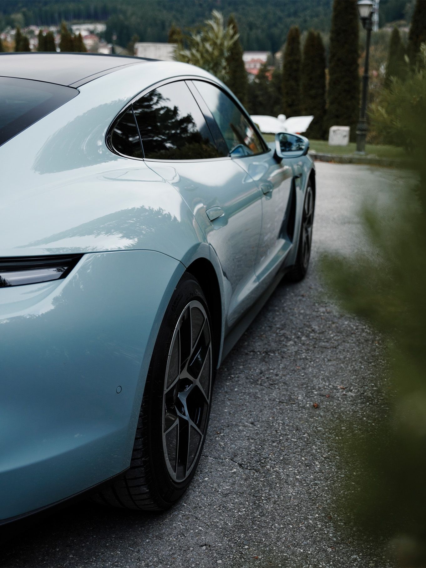 Кола на път