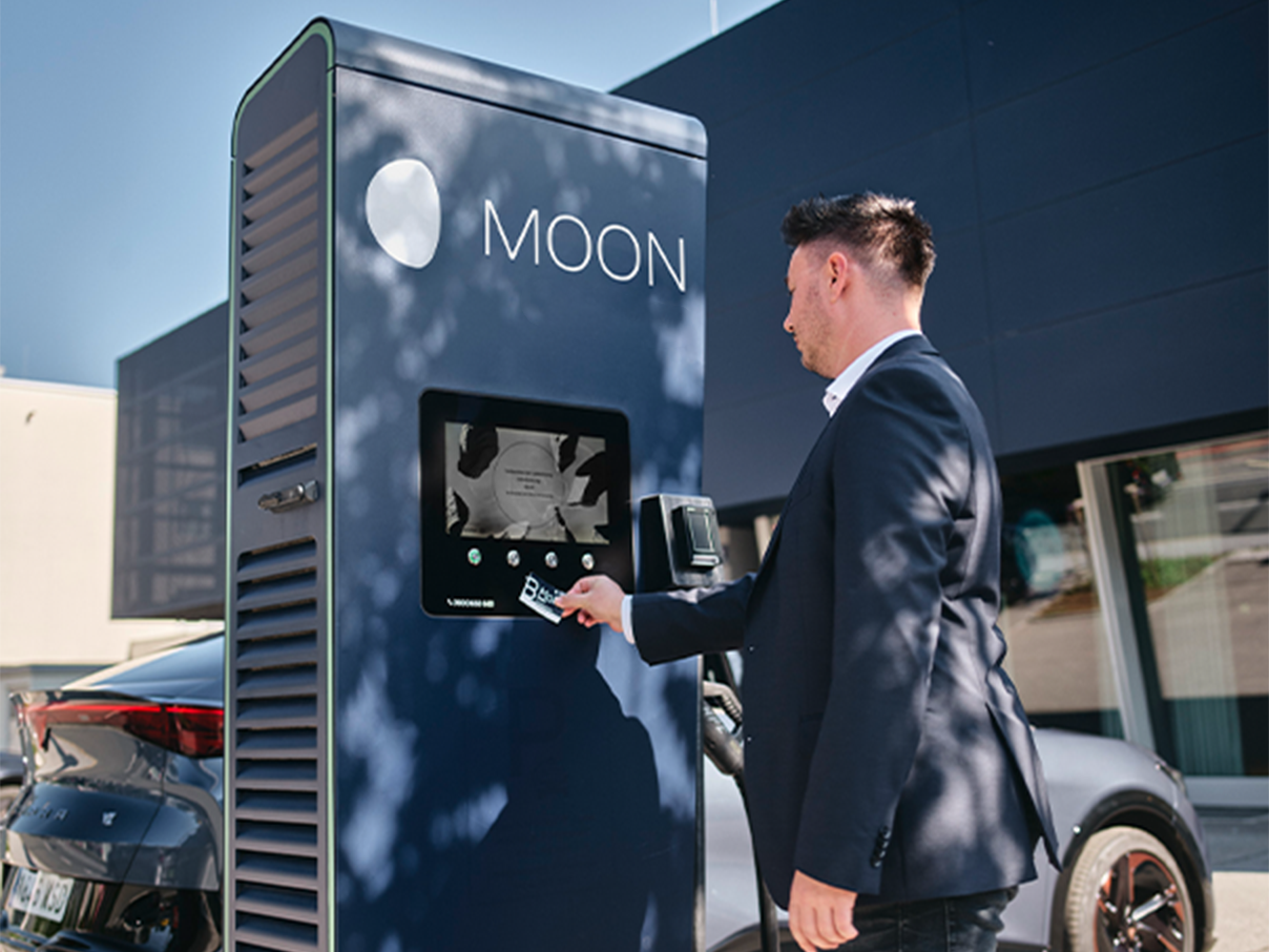 Картата за идентификация се поставя от чолек пред дисплея на зарядна станция