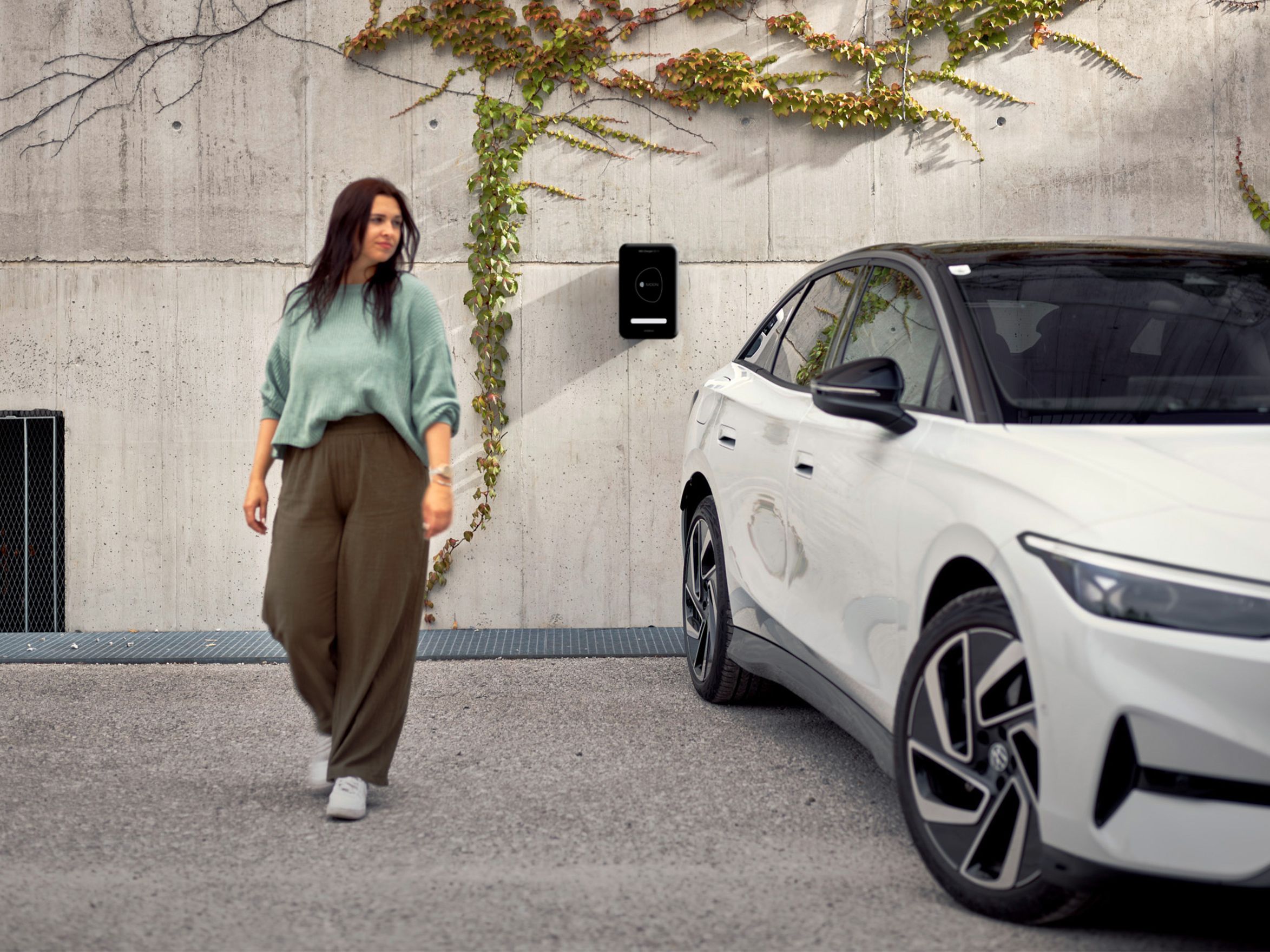 MOON POWER BiDi Charger an der Wand hinter einem Auto