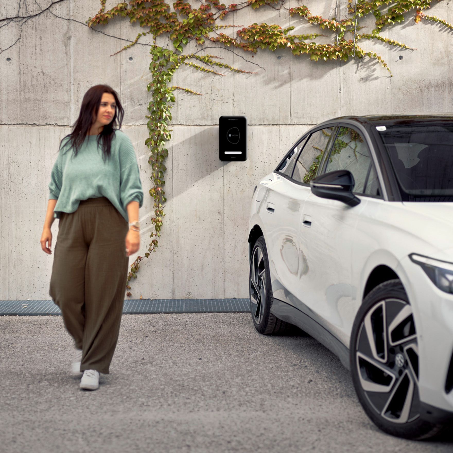 MOON POWER BiDi Charger an der Wand hinter einem Auto