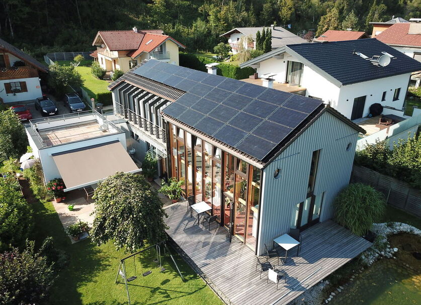 Постройка, която на покрива има фотоволтаична инсталация